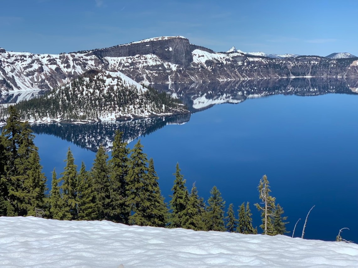 Image of Crater Lake that is recommended to visit during a USA Roadtrip. 